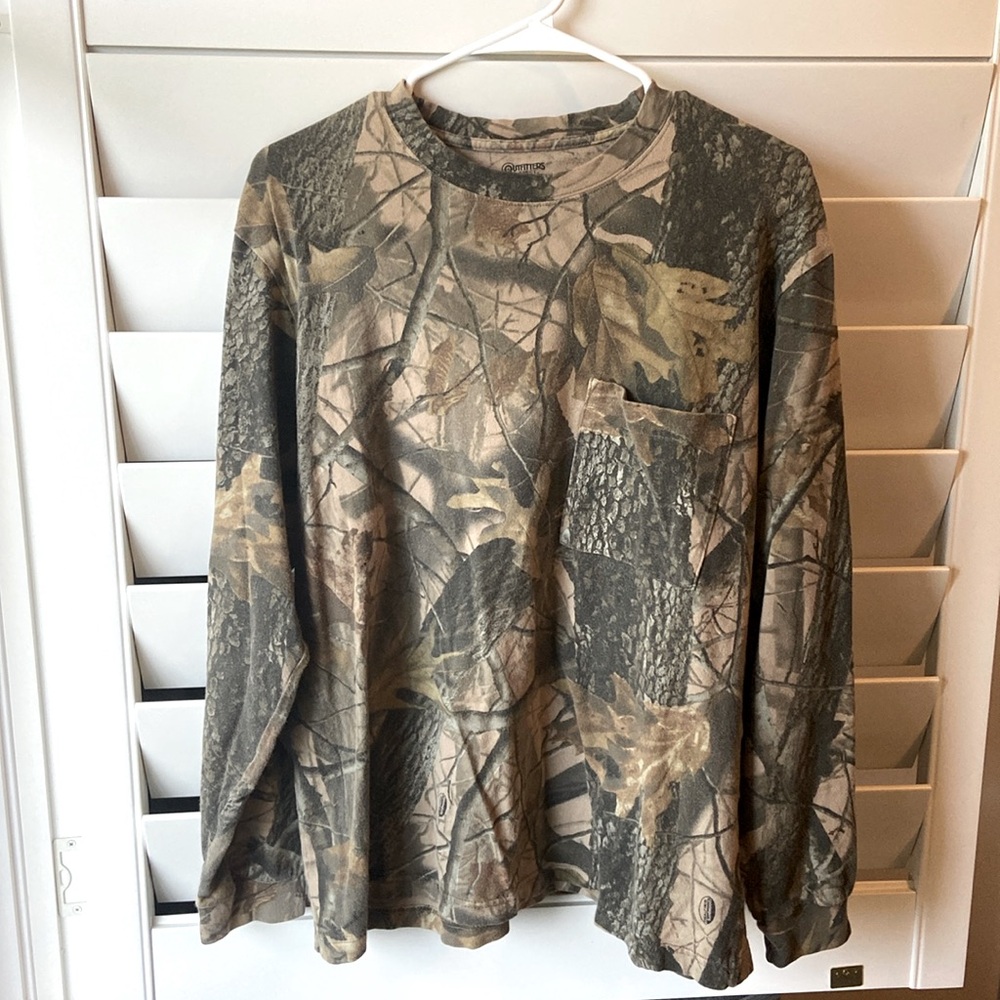 Large men’s long sleeve camo t-shirt.